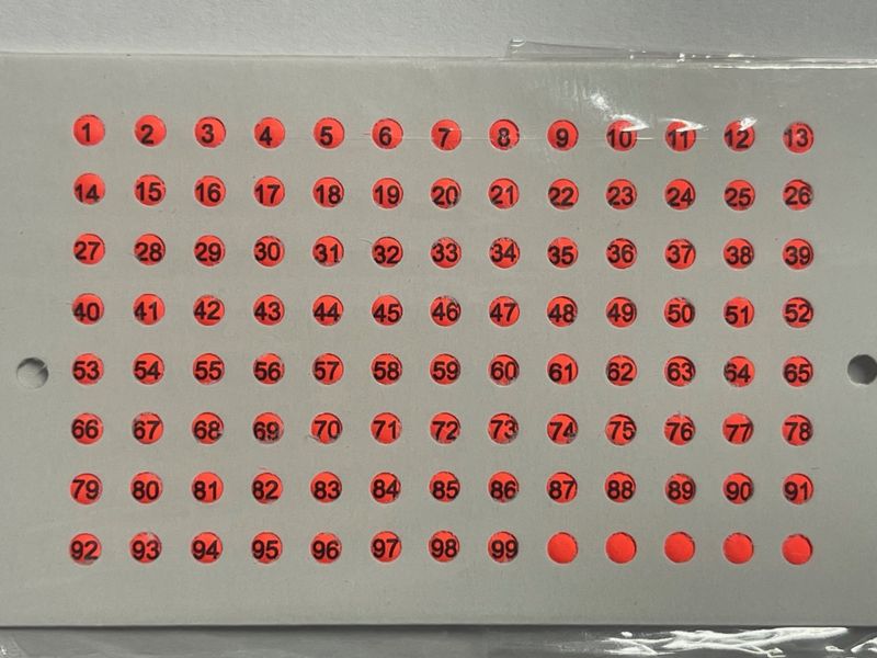 Опалітки номерні для мічення маток червоні (1..99 + 5 шт без номерів) 1069 фото